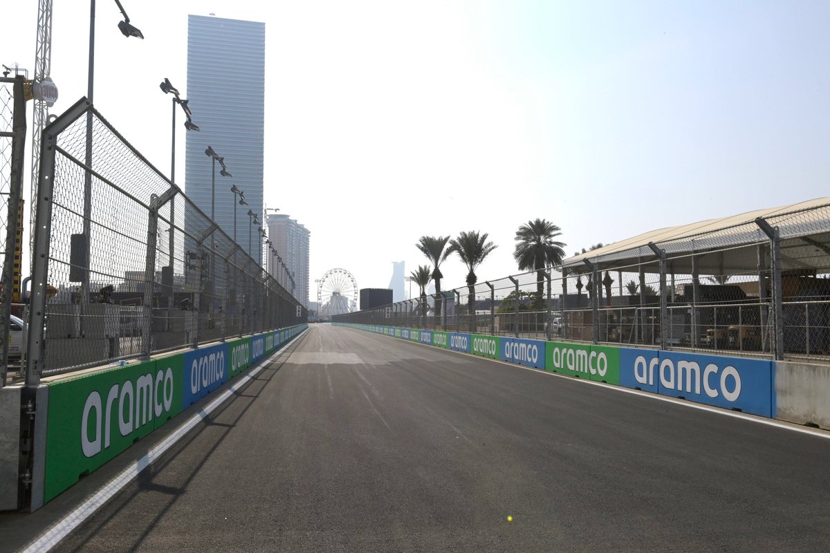 HypersoftTalks's tweet image. 🎶 IT'S FRIDAY THEN 🎶

A #Jeddah le prime libere stanno per scattare🚥

L'incognita più grande resta il comportamento dell'asfalto🧐

Per sapere cosa ci riserveranno queste prove, non vi resta che guardarle👀📺

#FP1 14:30
#FP2 18:00

#F1 #SaudiArabianGP #SaudiArabiaGP