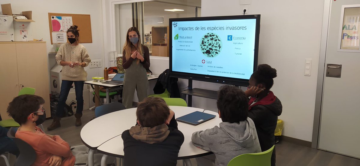 inslasagrera's tweet photo. Les noves #UrbanGardeners varen rebre la visita del grup #antiox de la @UniBarcelona per fer-nos un taller per conèixer les espècies vegetals potencialment invasores a Barcelona i la problemàtica que hi ha. Moltes gràcies Melanie i Andrea per fer-nos reflexionar! @actuematemps https://t.co/u9eH7SVUTh