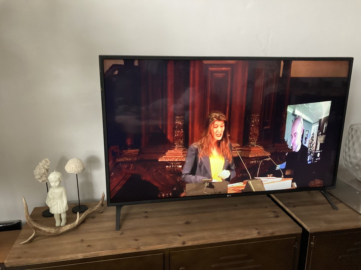 Goed bezig!!! <a href="/eehammelburg/">Dr Live! Esther Hammelburg</a> 👍🎉👩‍🎓❤️ Fijn dat ik er thuis ook bij kan zijn #beingtherelive