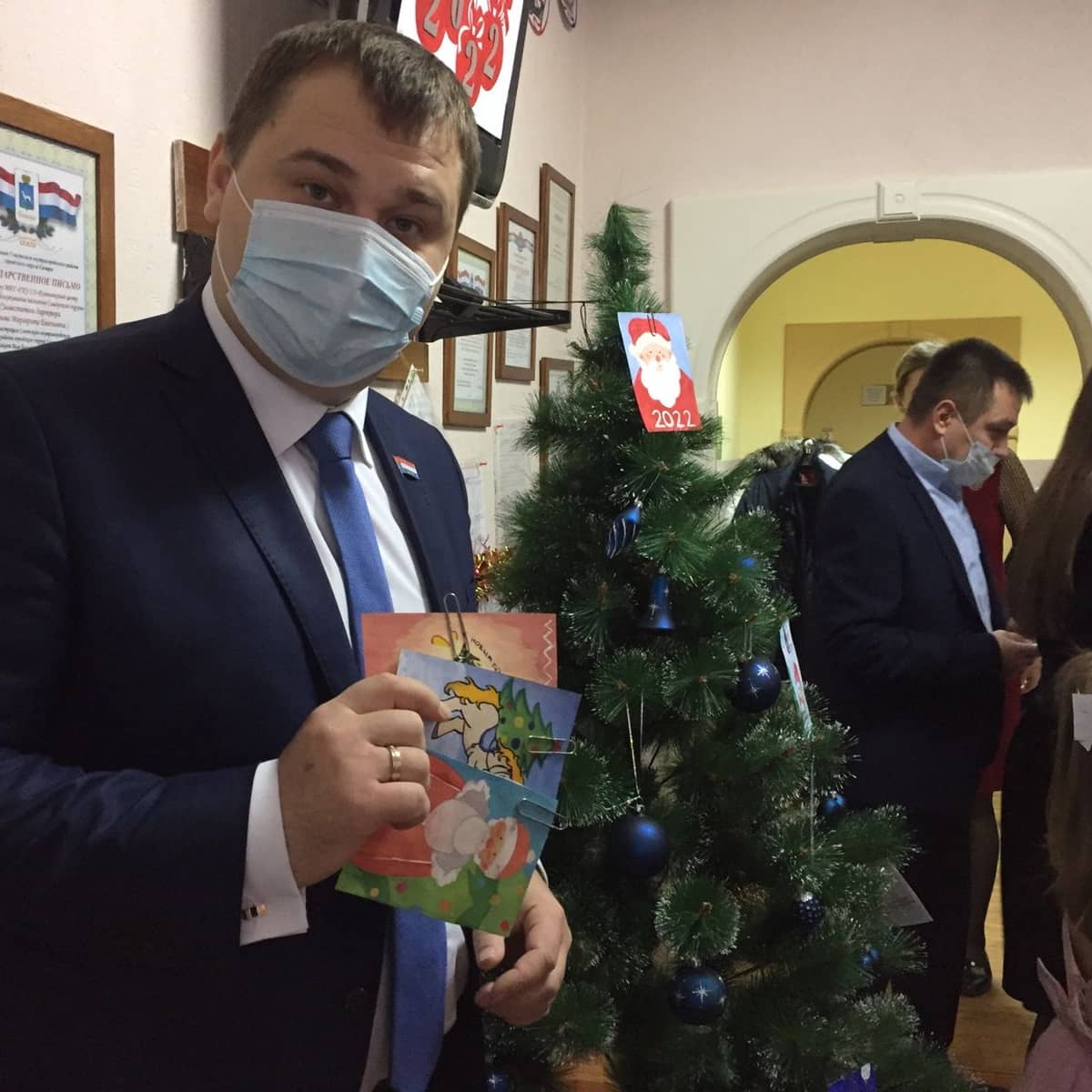 Началась зима и включился таймер ожидания  без преувеличения главного праздника! Новый год торжество семейное, дарующее нам веру в чудо. Но как говорится: « не ждите чуда, чудите сами!» 
Ежегодно в Комплексном центре социального обслуживания по адресу ул. Победы 91,