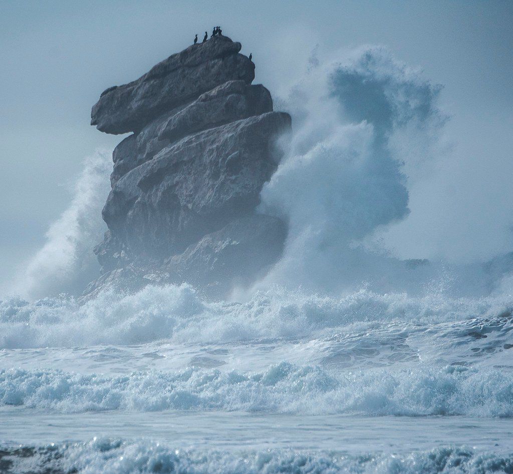 During storm. Шторм скалы. Волны и скалы. Море шторм. Море скалы.