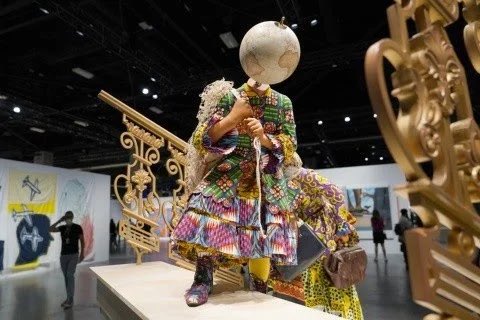 EuMgac's tweet photo. Después de dos Alis regresa Art Basel Miami la feria más importante de América junto con otras ferias súper cool. Foto AP/Lynne Sladky @ArtBasel #untitledartfair @artmiamifairs @SCOPEArtShow @PINTAMiami https://t.co/bLAc01lQ3O