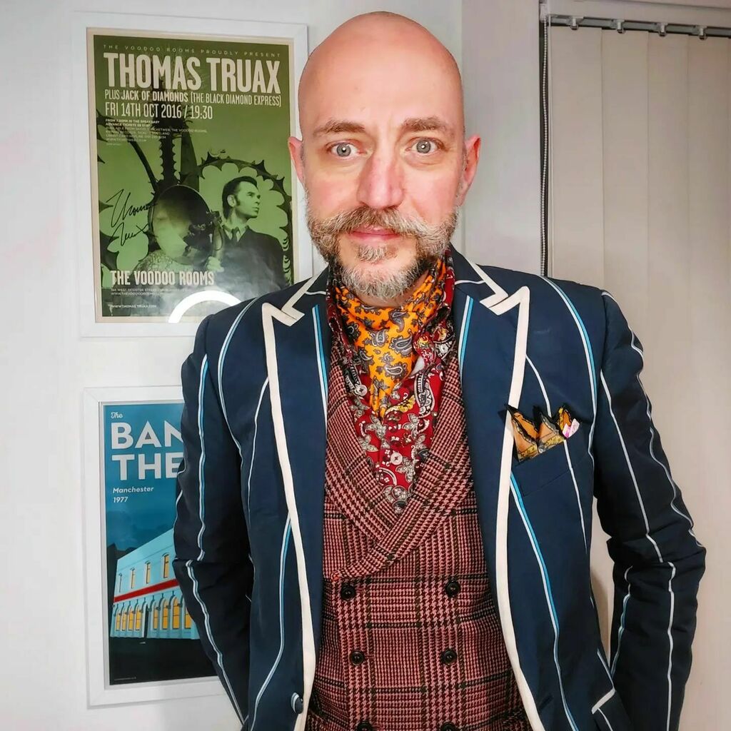 JaseRutter's tweet photo. All dressed up with nowhere to go. 😉
Enjoying some next-level power clashing with checks, paisley and stripes!
Purple paisley shirt from @realhoxton and gold paisley scarf from @soho_scarves.
.
.
#realhoxton #sohoscarves #modstyle #modscarf #buttondownshirt #boatingjacket #b… https://t.co/8eF6765Sld