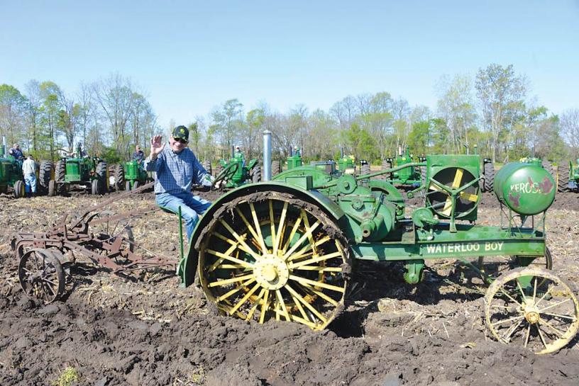 FarmShow's tweet photo. A working 1917 Waterloo Boy Model N tractor was the centerpiece of the Northern Indiana Johnny Poppers annual plow day held south of New Paris, Ind., this past spring. #tractor #plow #waterlooboy #rare https://t.co/zOwctVlHuc https://t.co/LYcEi7aSke