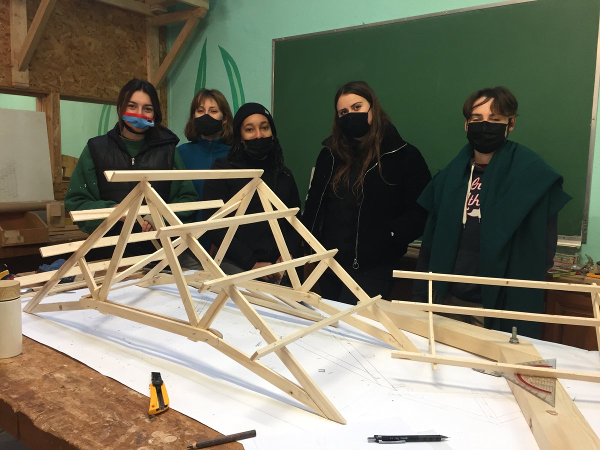 Accueil de l’Ecole Nationale Supérieure d’Architecture de Versailles à l’occasion d’un workshop d’une semaine autour de la charpente bois au lycée des métiers Martin Nadaud de Bellac.
Un partenariat s'organise autour de projets pédagogiques, liés à l’écoconstruction.