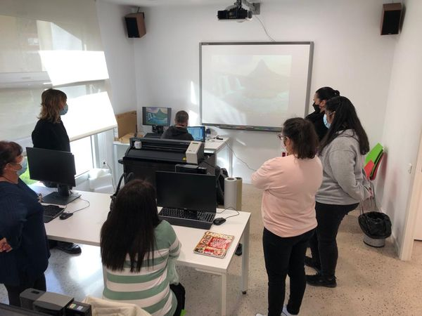 bibcaoliveres's tweet photo. Mireu! el Racó Màgic d'infantil -que tant agrada als més petitets- encara és més màgic!!!🤩
gràcies al #bibliolabxbm de tall de vinil, un projecte de la Diputació de Barcelona 
#bibliolabxbm 
@bibliotequesxbm 

#laboratorisportàtils #talldevinil #tecnologies #bibliotequesvo https://t.co/3cKUD0uWCg