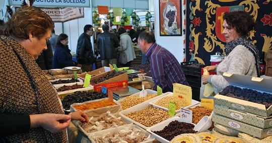 abcdesevilla's tweet photo. Las localidades de #Aracena, Los Marines, Cumbres Mayores, Fuenteheridos y Castaño del Robledo, en la sierra de Huelva, y El Pedroso, en la sierra Norte de #Sevilla, acogen distintas ferias agroalimentarias y de productos artesanales 🍴😋https://t.co/9seZpetYYa https://t.co/Ue9PSFnryj