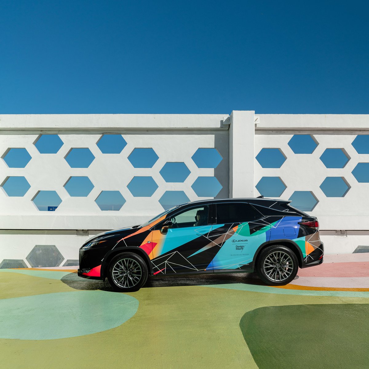 Lexus_SA's tweet photo. A work of art in a world of art. The #LexusRX 450h captured by @thismintymoment
#LexusElectrified #LexusHybrid #DesignMiami
#BeyondTheRoad #LexusDesign https://t.co/tlYBGZfePb