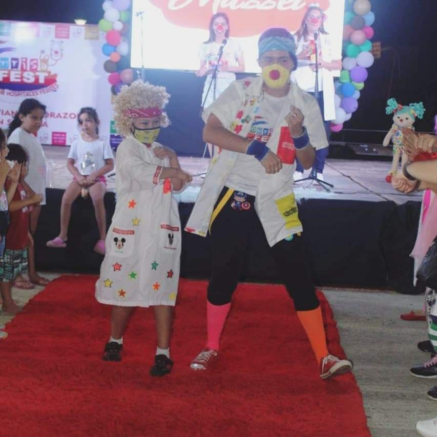 DrPayaSonrisaPy's tweet photo. Desfile #SonrisaFest  🌟

Homenaje a nuestros Pequeños Valientes de la Aso de Padres de Ips que nos acompañaron con sus super poderes mágicos 🌟

Homenaje al Personal de Salud 🌟🌟

Homenaje a nuestros Dres Payasonrisas por aliviar corazones 🌟

Gracias INERAM y Hosp. Ñemby  ❤️ https://t.co/sofJFAswjy
