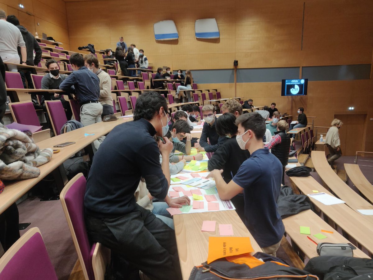La nuit dernière, l'équipe de la <a href="/dschoolparis/">d.school Paris</a> animait la 7ème édition de la Nuit pour entreprendre organisée par l'@EcoledesPonts. 61 étudiants ont travaillé toute la nuit de l'émergence des idées au pitch final d'une start-up ! 
Un grand bravo aux gagnants : Amasos !
