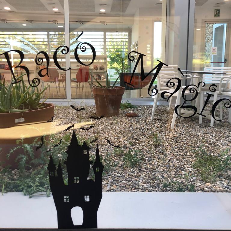 bibcaoliveres's tweet photo. Mireu! el Racó Màgic d'infantil -que tant agrada als més petitets- encara és més màgic!!!🤩
gràcies al #bibliolabxbm de tall de vinil, un projecte de la Diputació de Barcelona 
#bibliolabxbm 
@bibliotequesxbm 

#laboratorisportàtils #talldevinil #tecnologies #bibliotequesvo https://t.co/3cKUD0uWCg