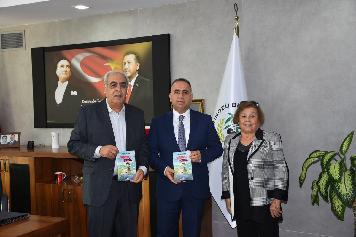 RifatSari72's tweet photo. Eğitimci Yazar ve emekli öğretmen Usulet GÜNER ve eşi değerli ilkokul öğretmenim Ahmet GÜNER, ilçemiz adına yazmış olduğu hikaye kitabını bizlere takdim etti. Nazik ziyaretlerinden ve emeklerinden dolayı teşekkür ederim. https://t.co/w1zVXqH73p