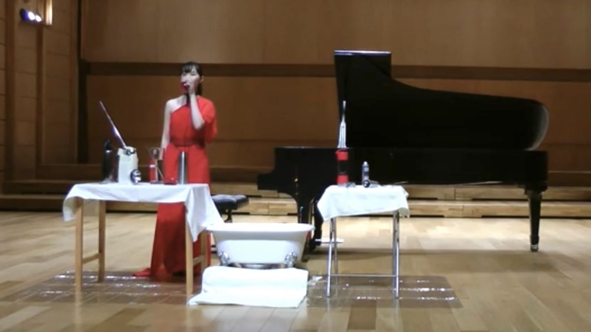 カンパリソーダを飲めという指示のあるジョンケージ『ウォーターウォーク』
さすがにリサイタル中なので飲む真似だけしようと思っていたのに何故か本番のノリで結構飲んでしまい……自分のリサイタルの最中にお酒を飲むという貴重な経験をしました🥴
#演奏中に起こった事故