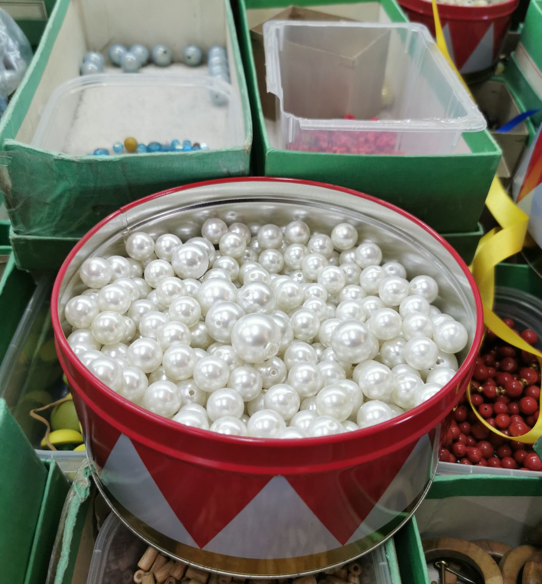 EncantsBCN's tweet photo. Peces de roba que heu dissenyat abotonades? Canvi de look #lowcost? #Botons que s'han trencat o s'han perdut? A la parada d'en MIguel (B758) en trobareu de tot tipus de materials, formes i colors.
#EncantsBarcelona #diademercat #encantistes #botones https://t.co/22r7S4GWan