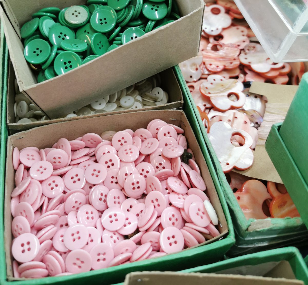 EncantsBCN's tweet photo. Peces de roba que heu dissenyat abotonades? Canvi de look #lowcost? #Botons que s'han trencat o s'han perdut? A la parada d'en MIguel (B758) en trobareu de tot tipus de materials, formes i colors.
#EncantsBarcelona #diademercat #encantistes #botones https://t.co/22r7S4GWan