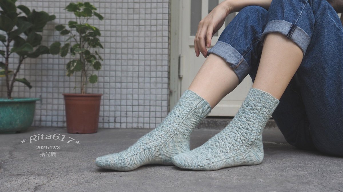 新一期的俱樂部發行.
這是在工作室門口拍的照片.
老房子的原始面貌,很喜歡.
朋友催促著趕快進行編織的課程.
好,我準備開始囉~
下個星期就發佈開課的訊息.
還有新一年度的俱樂部,也準備開始.
有比較多的加入方式選擇.
這是我俱樂部新一期的設計.
#花牆手織襪 #手織襪 
#knitting #sockknitting