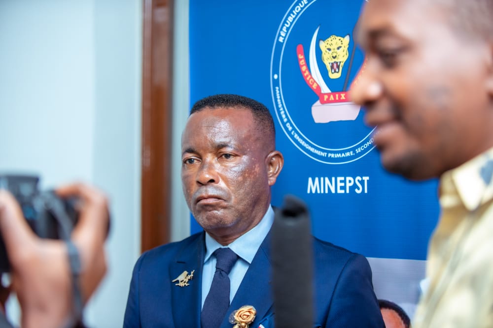 rkitsita's tweet photo. #RDC: Le Min de l'EPST @ProfesseurTony  a reçu ce vendredi Le Responsable de L'Eglise "Arche de Noé", le pasteur qui  est allé encourager le Min, dans sa lourde tâche, celle de s'occuper de l'instruct° de la jeunesse congolaise.Pour lui  le Min est à la hauteur de sa tâche https://t.co/bqPYfWG2Me