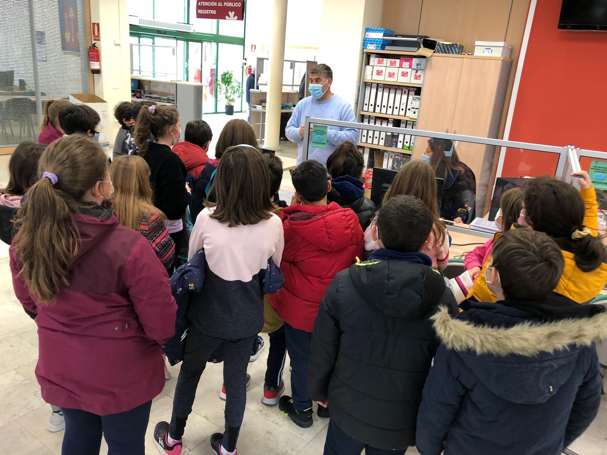Los grupos de 4º visitan el <a href="/AytoArroyo/">Ayuntamiento de Arroyo de la Encomienda</a> 🏫 con motivo del #DiaDeLaConstitucion 📕sus voces importan <a href="/educacyl/">Educación JCyL</a>