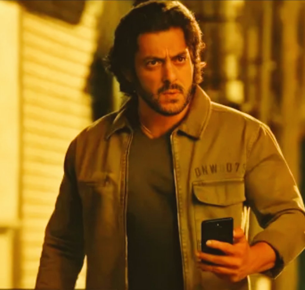 PrettyKtm's tweet photo. @BeingSalmanKhan I Appreciate #RajveerSingh In #Antim. But If This Is How #Tiger3 Will Look {Great Hair Style &amp; Beard} 🎶Oh My My 😘 Every Heartbeat Will Beat #440Volt Tere Re Liye🎶⚡⚡⚡⚡ @PrettyKtm 👑 https://t.co/0Bvet4aUIC