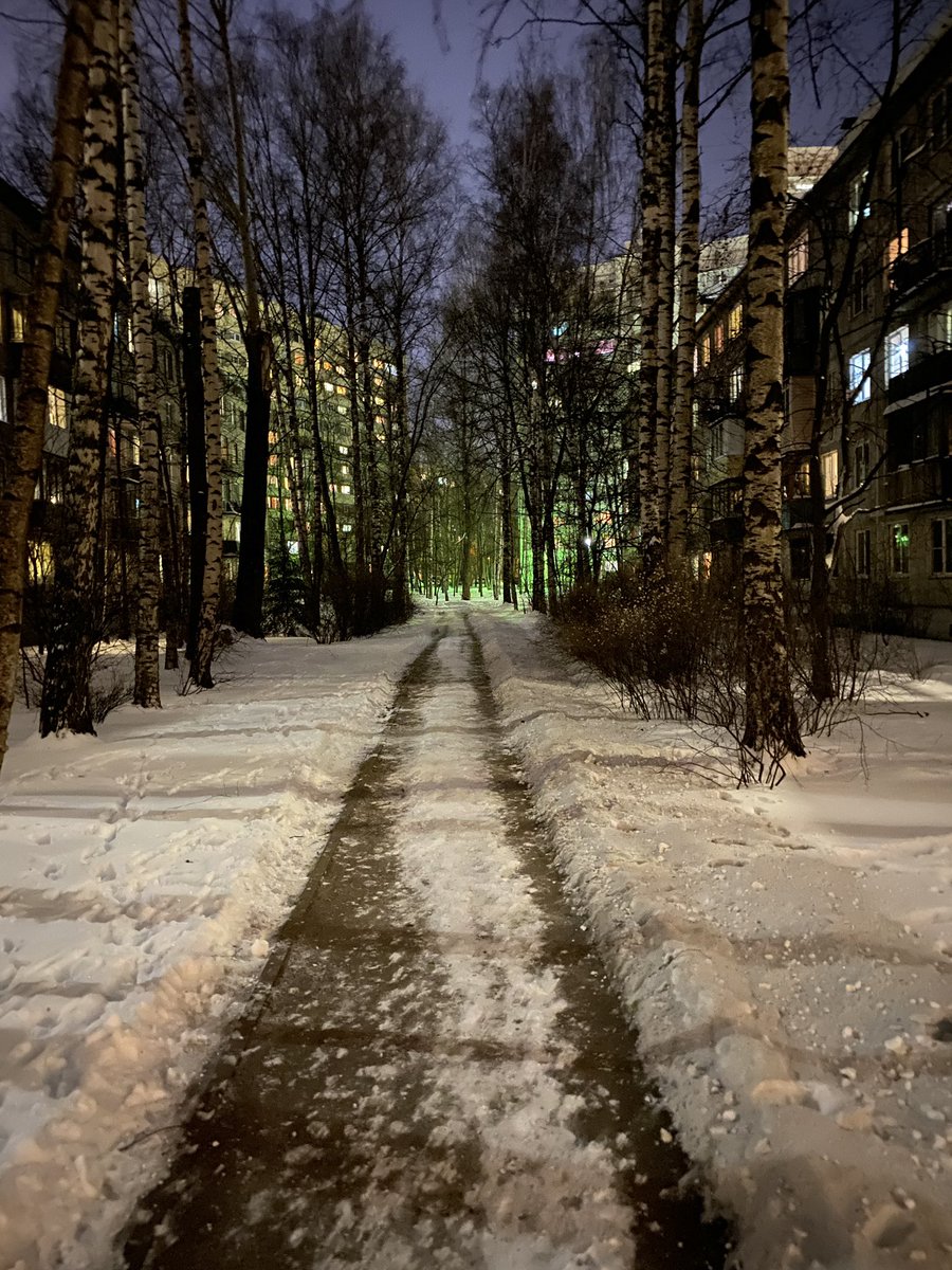 Kostya_93's tweet photo. Продолжаю публиковать зимние фо��окарточки.
По мне весь этот свет из окон как гирлянды. Кстати снял на ночной режим с выдержкой, без него там ничего не видно. https://t.co/EntjU6a78x