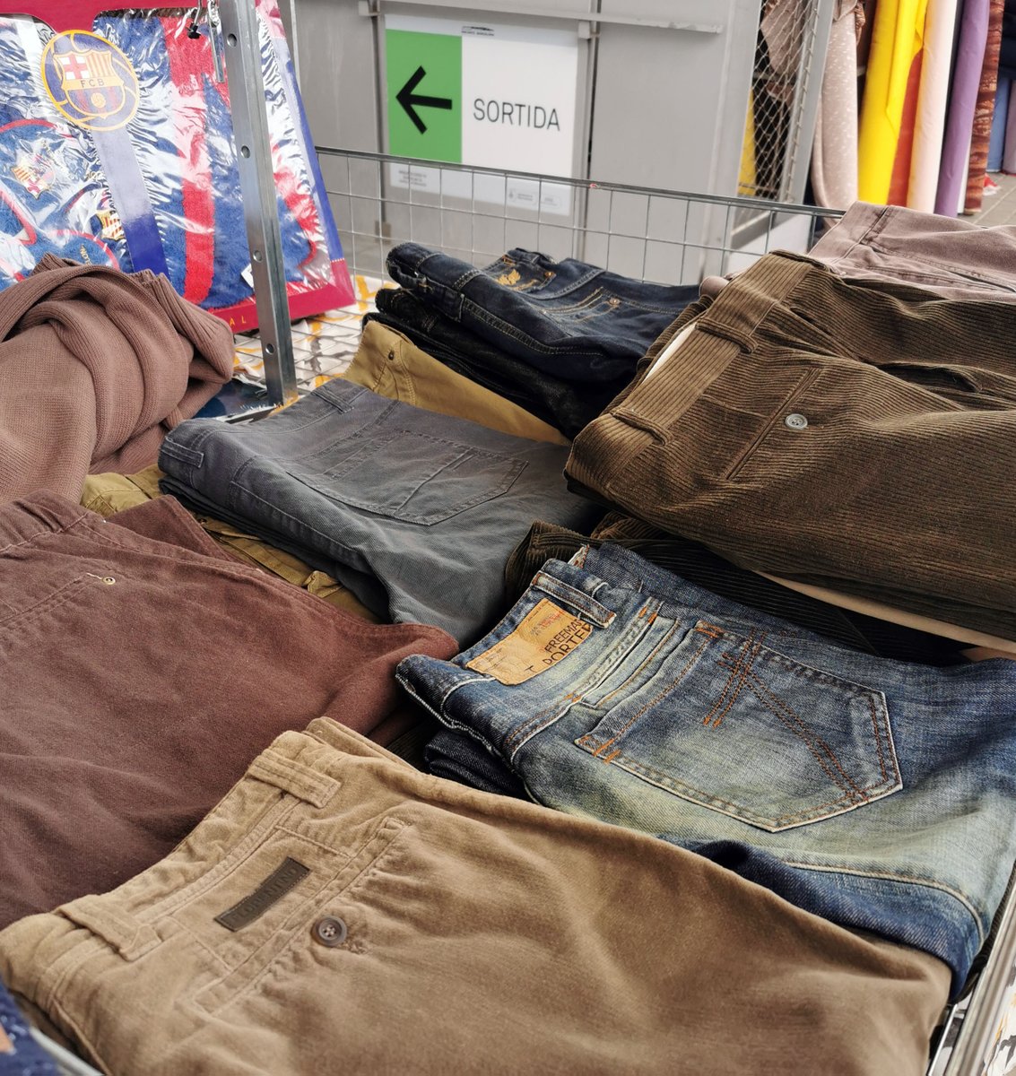 EncantsBCN's tweet photo. Dia de presentacions amb l'Ahmed, un nou encantista que us atendrà a la parada 450. Té #modaicomplements per a home. Pantalons xulos, gorres calentetes, roba interior, un barnús i espardenyes a joc amb els colors del seu equip ⚽... Aneu-hi de #shopping nadalenc 🛍️! https://t.co/BonVjBU5td
