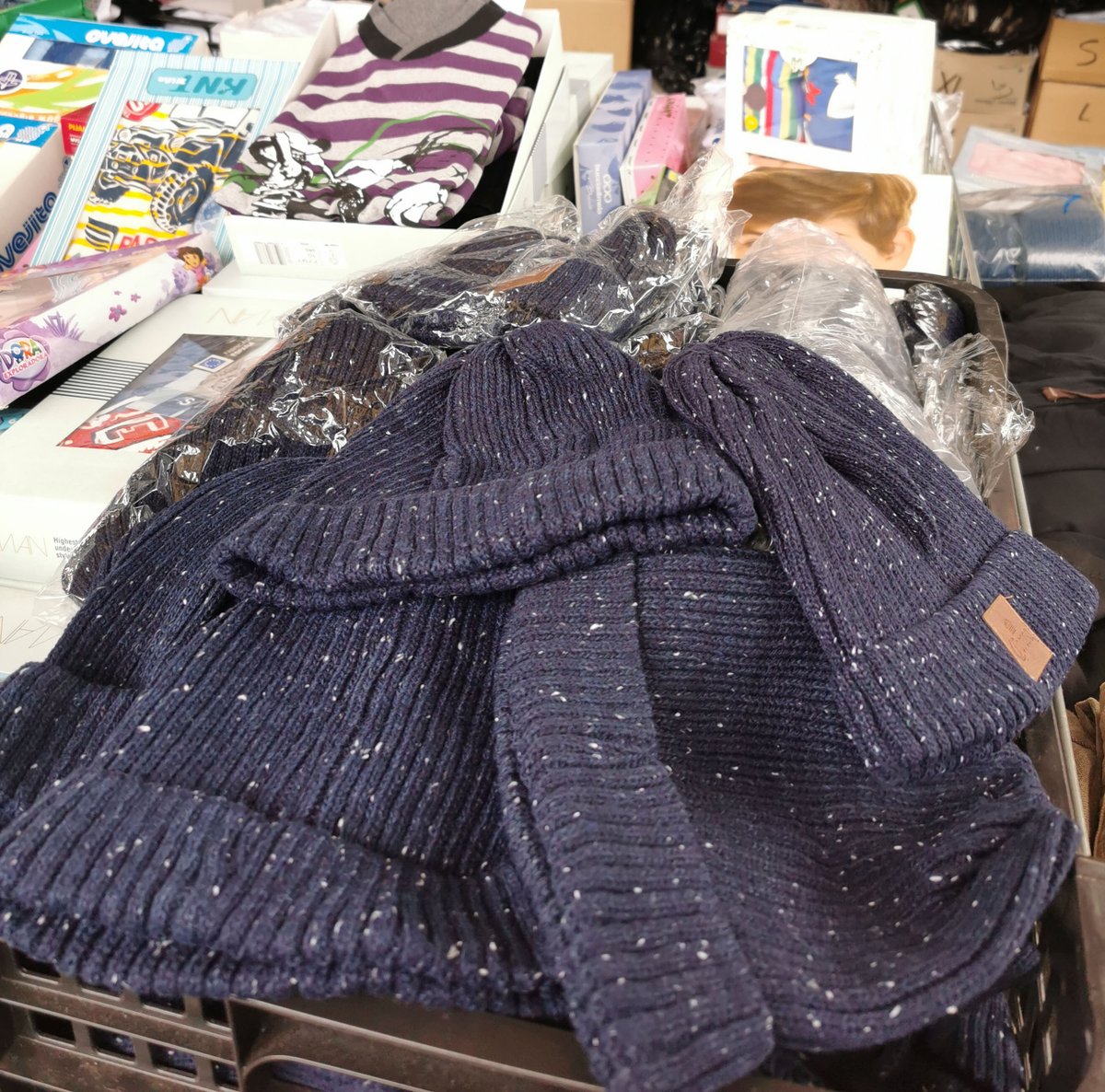EncantsBCN's tweet photo. Dia de presentacions amb l'Ahmed, un nou encantista que us atendrà a la parada 450. Té #modaicomplements per a home. Pantalons xulos, gorres calentetes, roba interior, un barnús i espardenyes a joc amb els colors del seu equip ⚽... Aneu-hi de #shopping nadalenc 🛍️! https://t.co/BonVjBU5td