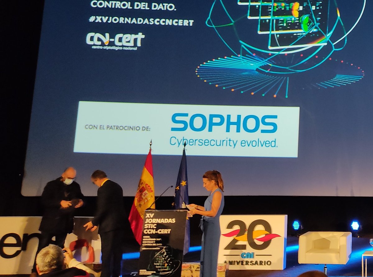 CCNCERT's tweet photo. Como cada año, en el marco de las #XVJornadasCCNCERT hacemos entrega de los 🏆Premios ATENEA 2021.
Hacen entrega de estos galardornes Luis Jiménez, subdirector general del CCN, y Javier Candau, jefe del departamento de ciberseguridad del CCN.
¡Enhorabuena! https://t.co/RhmP2sC2ou