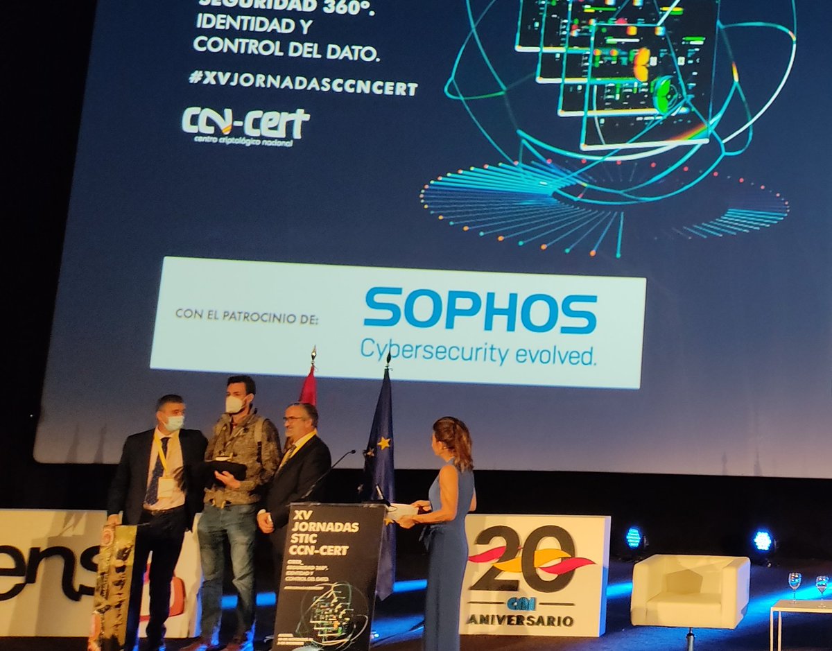 Como cada año, en el marco de las #XVJornadasCCNCERT hacemos entrega de los 🏆Premios ATENEA 2021.
Hacen entrega de estos galardornes Luis Jiménez, subdirector general del CCN, y Javier Candau, jefe del departamento de ciberseguridad del CCN.
¡Enhorabuena!