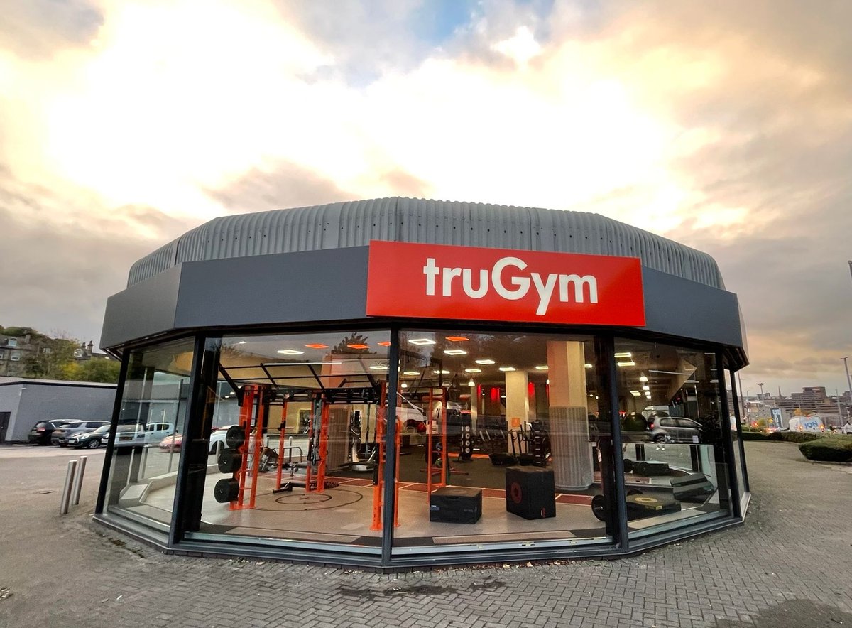 FrostSignsLtd's tweet photo. We love a fresh new sign to establish a new site opening, especially when the colour is this punchy 👀

📞: 01634 290 111⁠
✉️: info@frostsigns.co.uk⁠

#signage #boldsign #trugym #sunset #orange #graphicdesign #boldsignage #bolddesign https://t.co/38Kc4xTPjc