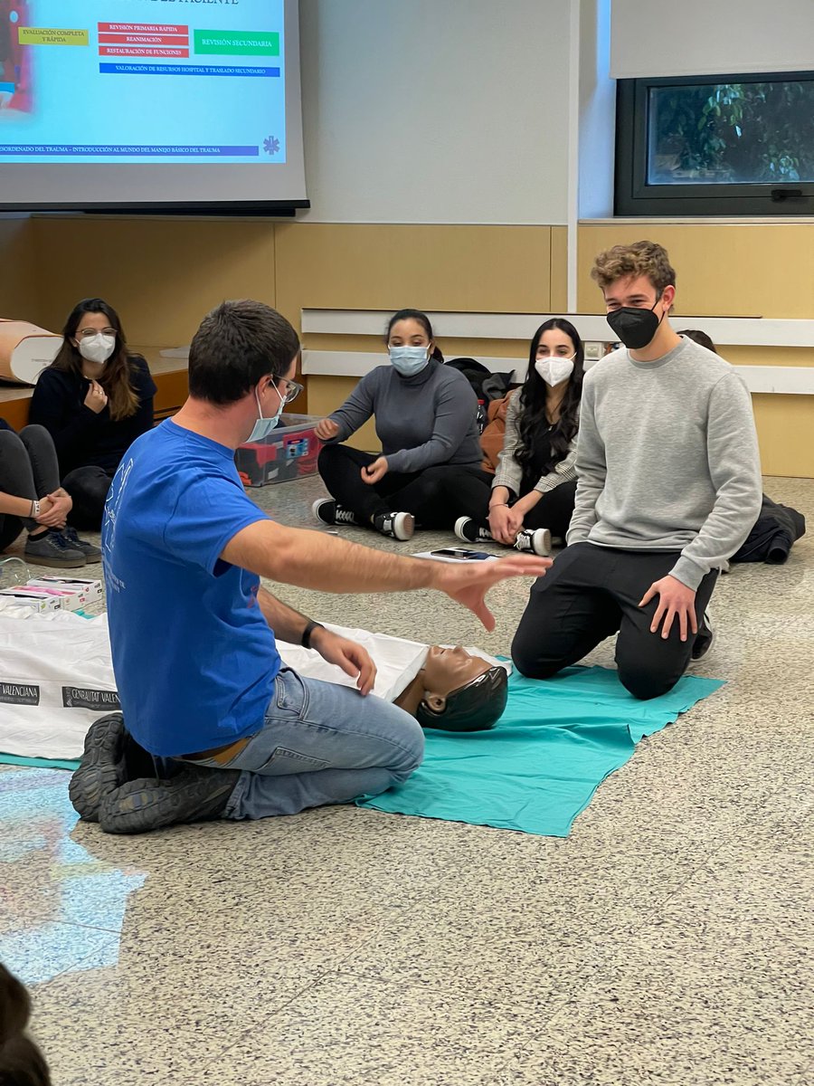 Ayer <a href="/ResiSEMES_CV/">SEMES Residentes CV</a> <a href="/SemesMir/">SEMESMIR</a> junto a <a href="/aemesvalencia/">AEMES</a> en <a href="/medicina_uv/">Fac. Medicina i Odontologia UV</a> 

Reto: conseguir que alumn@s de primero comprendan la importancia del politrauma realizando una evaluación inicial al paciente, con maniobras salvadoras. 

Primeros pasos en trauma grave 💪🏻 

<a href="/SEMES_/">SEMES</a> <a href="/SEMES_CV/">SEMES_CV</a>