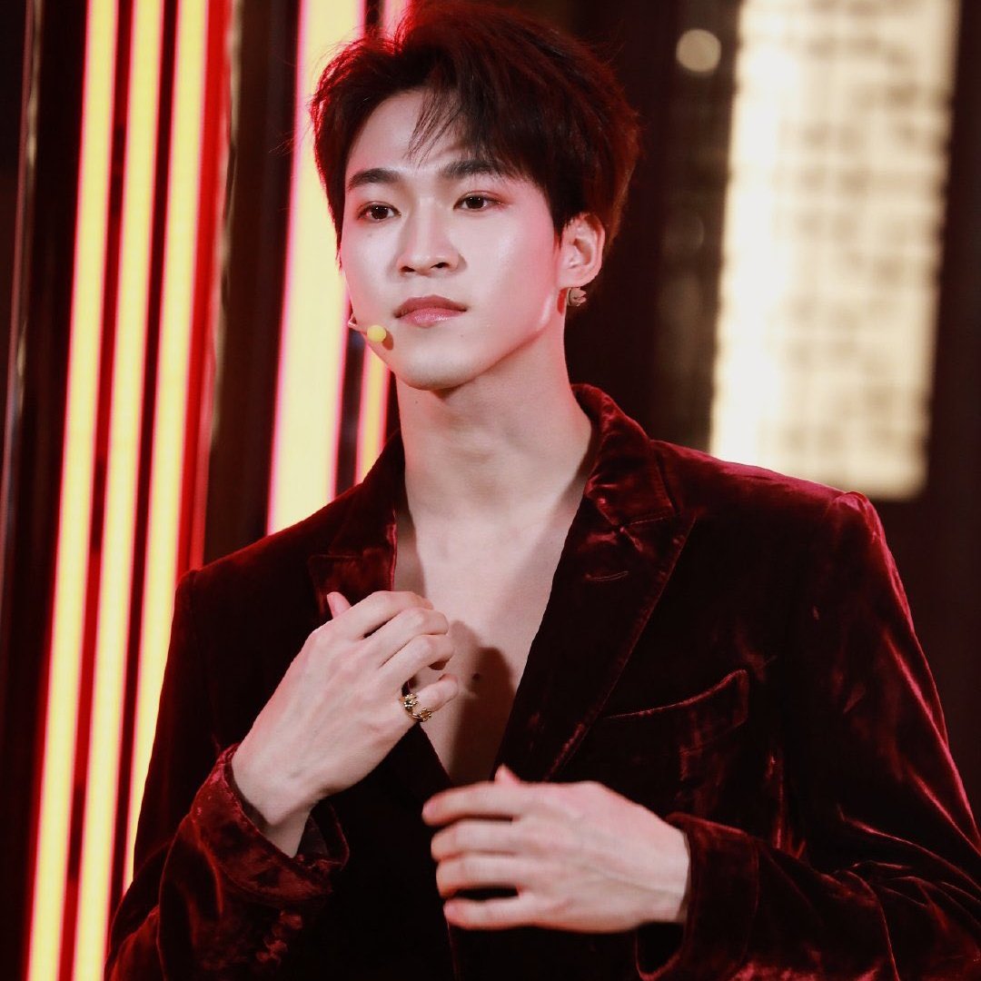 ThuUyn09489081's tweet photo. #AnhHosoMoi 
Tui biết là nghị lực của t k có bao nhiêu mà 🤣🤣

#SANTAxTOMFORDBEAUTY 
#ThanksfromClaus https://t.co/vyY8XxwCEE
