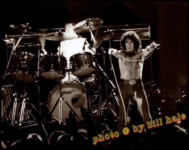 PhotoByBillHale's tweet photo. Bon Scott
AC/DC
July 1979
Santa Cruz Civic
Santa Cruz, CA.
I was only 18 when I shot this...
#bonscott
#acdc
#phillrudd
#Legend
#PBBH
#photosbybillhale https://t.co/hHMg9fD1s8