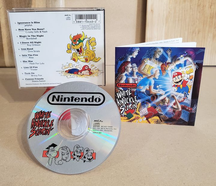 reinodocogumelo's tweet photo. Apesar do Mario ser destaque na capa do CD e nas HQs do encarte, a única faixa a ter relação com Mario é "Ignorance is Bliss", da banda de power pop Jellyfish. A letra da música gira em torno do interesse de Bowser na exploração do petróleo da Terra do Dinossauro. (2/2) https://t.co/61XvKY3cgK