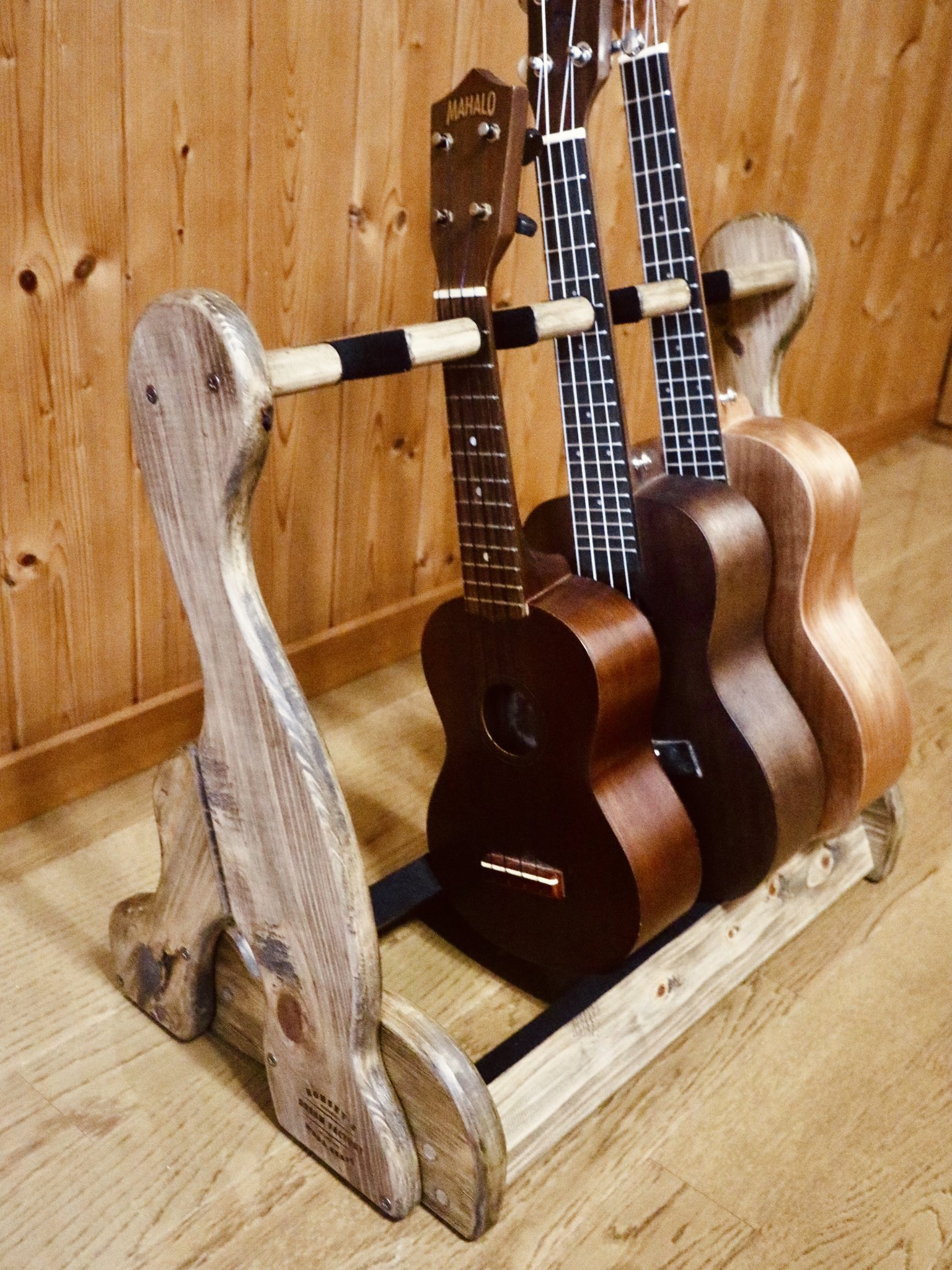 ハイスタンダーダー幸生 古材を使った ウクレレスタンド の完成 ジャコビーンカラーのワックスで仕上げて磨き上げたので艶も出ました 自作ウクレレスタンド 木製雑貨 手作り木工 Diy ターナー オールドウッドワックス T Co Cbavg2cfsv