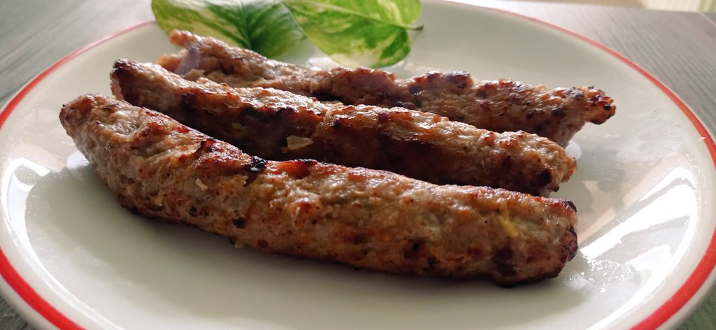 PedrettiFly's tweet photo. I made this Seek Kebabs with minced beef, mint leaves and coriander leaves. I added spices, pepper powder and 1 TSP of Kebab spice for flavor. It turned out delicious. It goes well with Naan bread, Chapati or Tandoori roti. It's famous in India, Pakistan and Arab countries. Try . https://t.co/C7lRQ8ih7H