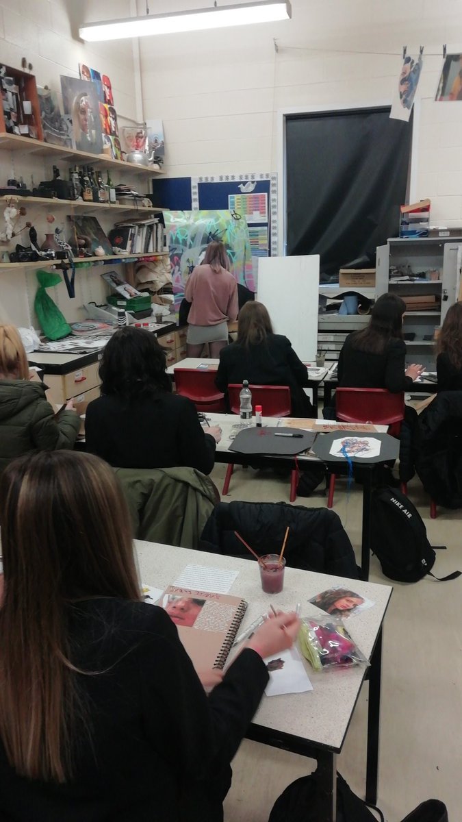 The Art spiral curriculum in action. A Level student modelling the same techniques that the GCSE class are learning but at a more advanced level. #curriculumdesign #spiralcurriculum <a href="/DHFS_CEA/">DHFS CEA Dept</a> <a href="/DHFSUpdate/">D H F S</a>