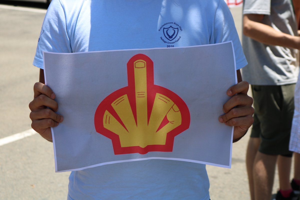 PeterStewart7's tweet image. Protest on Wednesday at the @shell headquarters. More protests coming up - lets keep the momentum! Protect livelihoods and the environment.

#ToHellWithShell #gotohellshell