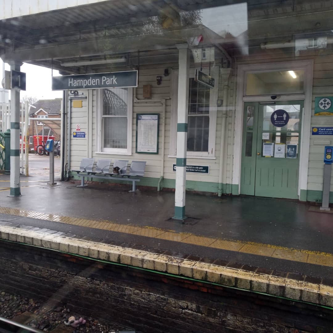 crappacking's tweet image. Rumour is he/she is off to Catford, but is worried about falling asleep and ending up in the Isle of Dogs. #CatsOfTwitter