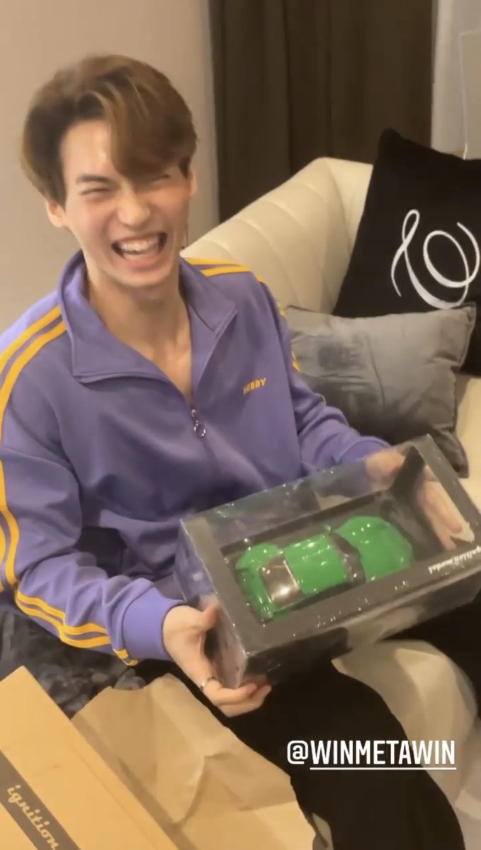 gemfotchi's tweet photo. bruh the effort of bright on this day!!! 

he just finished filming and went forward to win's condo... HIS EFFORT HIS EFFORT HIS EFFORTTTT 😭 https://t.co/gvG2lLEari