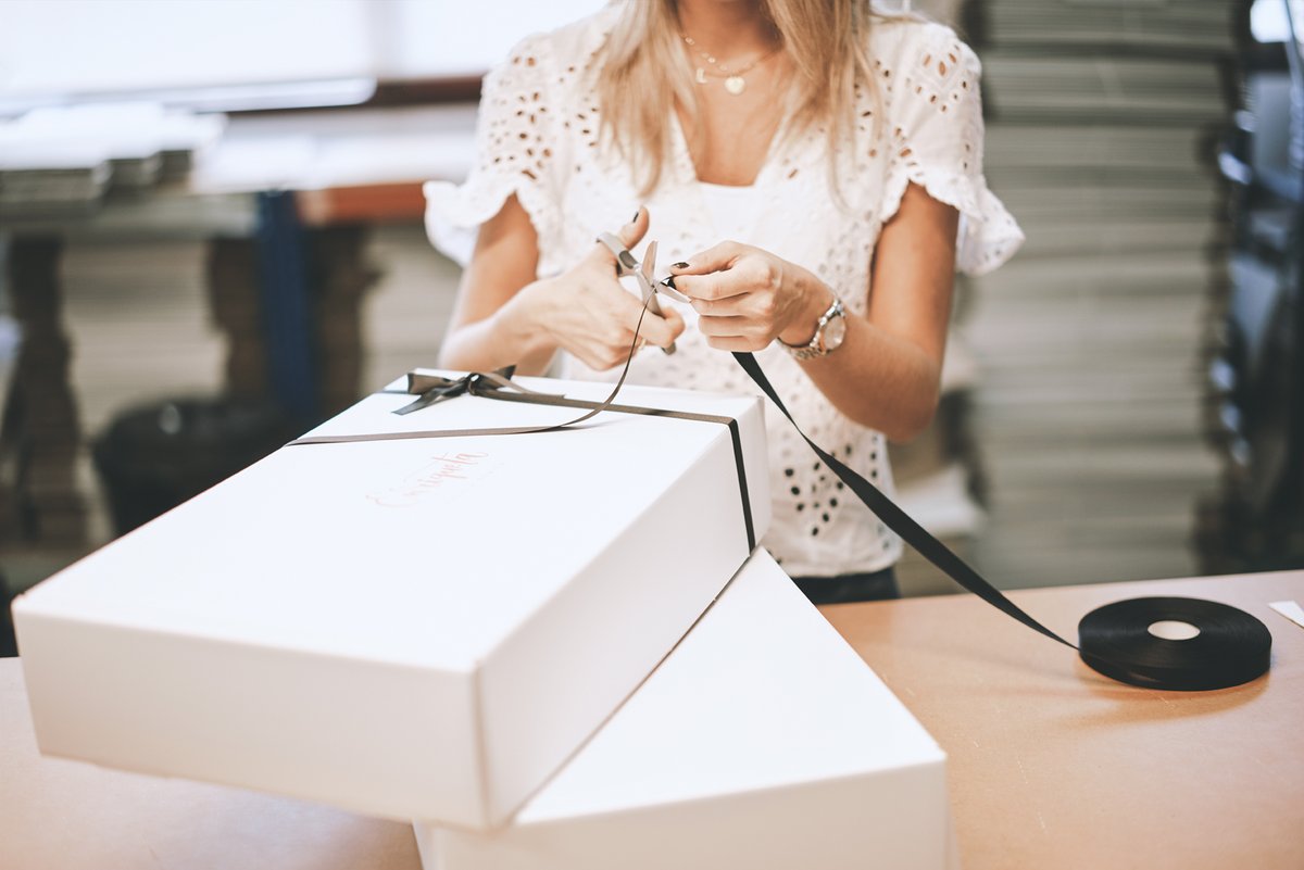 ILUNION's tweet photo. 🎁🎄 'Enriqueta Regala Bonito’, la marca de cajas de regalo de #ILUNION Retail, supera las 10.000 cajas vendidas a particulares en 2021 👏👏👏
✅ Las cajas contienen regalos originales, con estilo y conciencia medioambiental y ecológica
#NoticiaWEB ➡️ https://t.co/DKu2hDs4zl https://t.co/LjR5ZYHOLs
