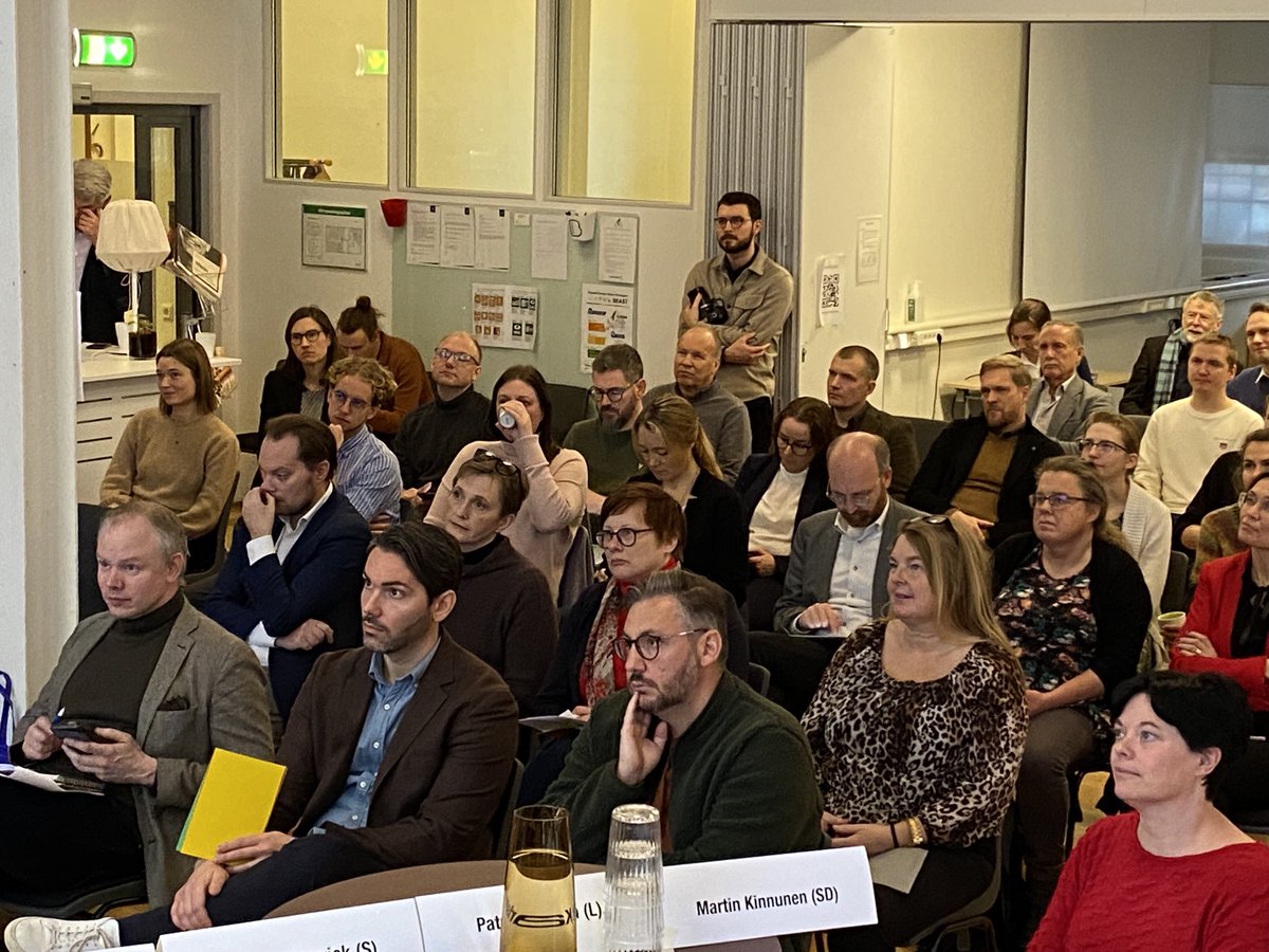 Fullt när ⁦@2050AB1⁩ ordnar klimatdebatt i Linköping. Första frågan till politiken blir om Sveriges klimatmål räcker? ⁦<a href="/Centerpartiet/">Centerpartiet</a>⁩ o ⁦<a href="/miljopartiet/">Miljöpartiet</a>⁩ vill öka takten, övriga vill låta målet vara kvar. Spännande fortsättning följer!