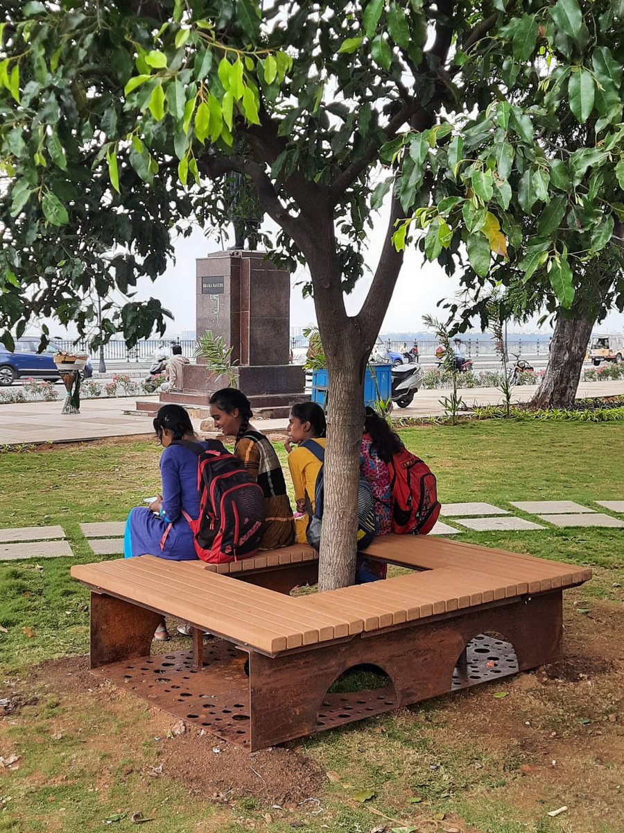 arvindkumar_ias's tweet photo. Comfortable Seating arenas at Tree surround with grating @ #Tankbund by @HMDA_Gov 

Made of IGBC certified Wood composite rafters on  weathering Steel framework, these have become quite popular resting spots 

@KTRTRS https://t.co/oZsBxEgdnn