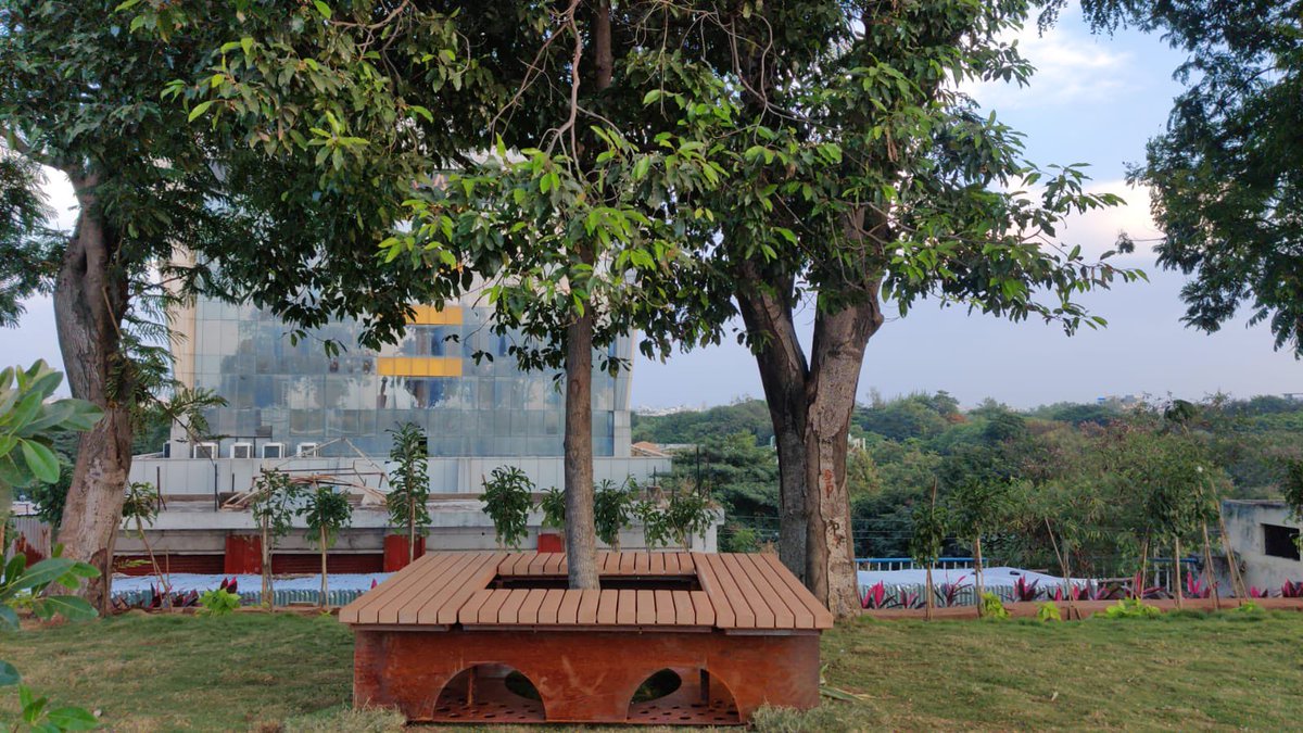arvindkumar_ias's tweet photo. Comfortable Seating arenas at Tree surround with grating @ #Tankbund by @HMDA_Gov 

Made of IGBC certified Wood composite rafters on  weathering Steel framework, these have become quite popular resting spots 

@KTRTRS https://t.co/oZsBxEgdnn