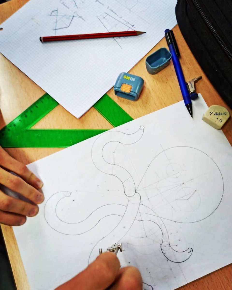 Los estudiantes de primero aplican la teoría de tangencias al diseño de logotipos. 
Destrezas fundamentales también para el diseño de puentes y acueductos de los de verdad, no como este otro de descanso que comenzamos. Ambos tipos son necesarios.
¡Feliz puente!😷
#sumamossonrisas