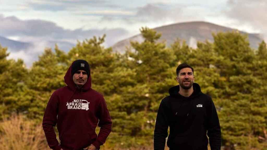 elbernabeucom's tweet photo. ⭕ #ENTREVISTA | Fútbol y negocios: @manjonisaac y Echaide marcan goles y crean tendencia con su marca de moda ecológica. Por @Borja_Sz_Rojo https://t.co/glWM2ydsee https://t.co/ad4RPX4DaH