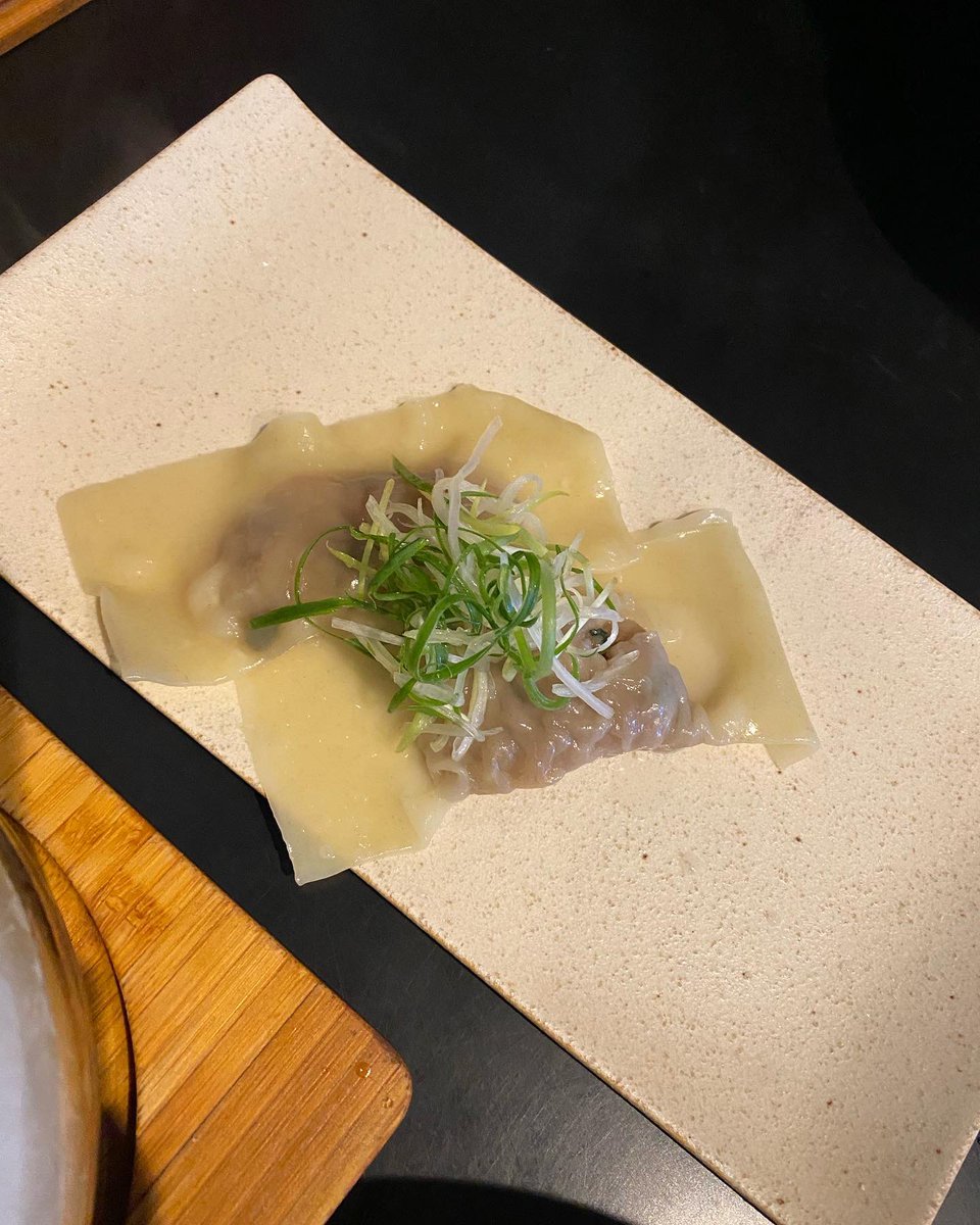 sasaki_takashi7's tweet photo. #麺者すぐれ さん💁‍♂️ 

#つけ麺ブラック +雲呑TP

安定と王道のマタオマだが
良い意味でザラみを残した猛々しいスープ、味わえば味わうほど深みのある組み上げで実直でセオリー通りのハイクオリティ😉
雲呑は流れる様な舌触りに喉越し
ジューシーな肉質に大葉の爽やかなアクセントがgood！ゴチ🙏 https://t.co/KrBskn2RRa