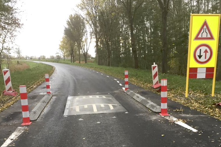 HRGroep's tweet photo. Op de N215 bij Melissant en Dirksland is niet compleet verkeersveilig. Om het verkeer veiliger te maken, zetten we verkeersdrempels in om de snelheid van het verkeer te beperken, zoals de Gumacon drempels die hieronder zijn afgebeeld. Meer weten?: https://t.co/qq33Fwq2fu https://t.co/DCSul1ceaY