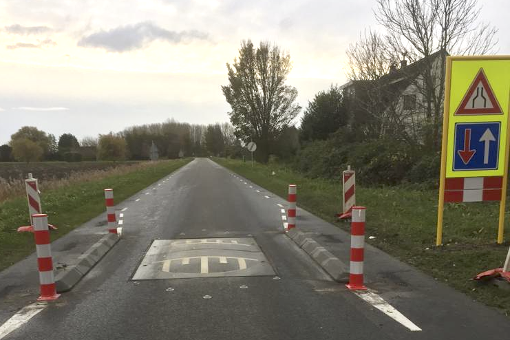 HRGroep's tweet photo. Op de N215 bij Melissant en Dirksland is niet compleet verkeersveilig. Om het verkeer veiliger te maken, zetten we verkeersdrempels in om de snelheid van het verkeer te beperken, zoals de Gumacon drempels die hieronder zijn afgebeeld. Meer weten?: https://t.co/qq33Fwq2fu https://t.co/DCSul1ceaY