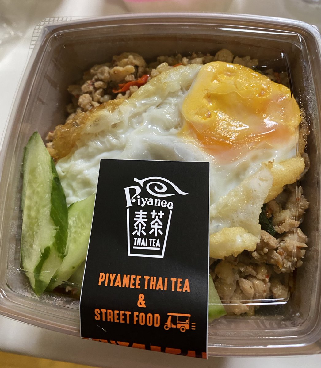 EreeEreeMyLove's tweet photo. 今日はガルちゃんバースデーでPIYANEEさんでタイティー(飲んじゃった)とガパオライスをテイクアウト🥡辛くて本格派で美味しい😋店内も可愛いし、giveawayもめっちゃ可愛い。お子様ランチにこの旗立てたい😆
#HappyGulfDay2021Japan
#piyanee
@gulfkanawut https://t.co/2GvX2DTSoC