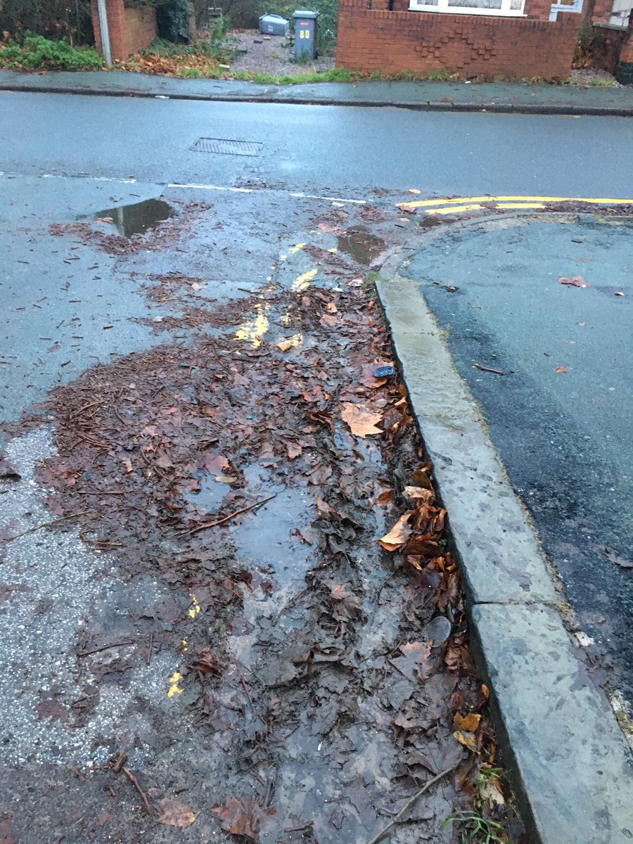 Crewe_Ranger's tweet photo. These #essential #flood drains need some @CreweTCouncil Ranger 🦸🏼‍♀️🦸🏾‍♂️🦸🏼‍♀️🧹 readjustments to make them #CLEAR for purpose. #thewayitshouldbe https://t.co/iac9e9JSS3